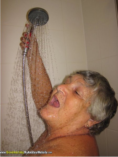 Lesbo Shower
